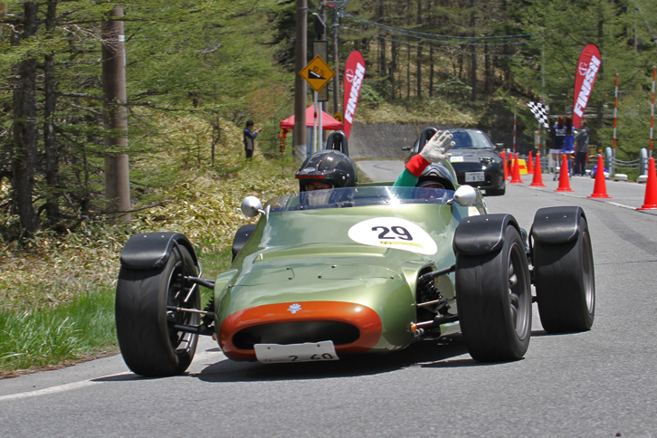 フィニッシュラインを超えてスローダウン、ギャラリーの声援に応える2009年「ブルーク260RR」。