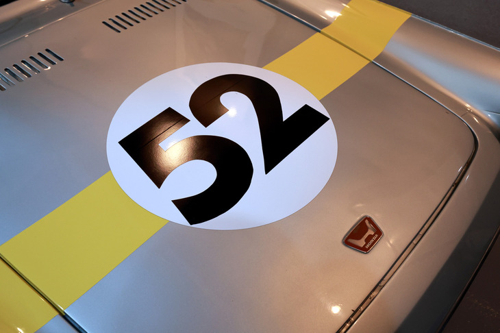 レーシング仕様のS600クーペ。黄色のストライプは、エキュリー・フランコルシャンのフェラーリ250GTOを模したもの。