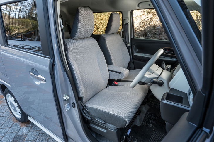 シート表皮はリビングソファのような質感のざっくりとしたファブリック。サポートはもう少し高くてもいい。