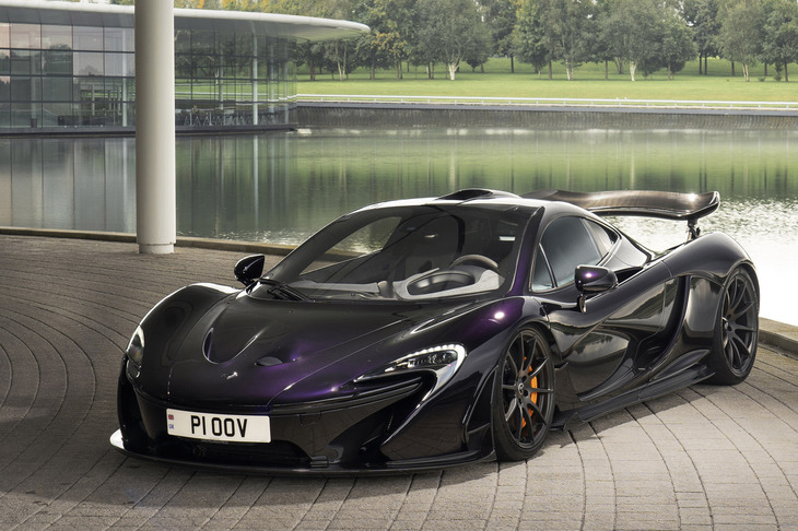 2012年9月のパリモーターショーでデザインスタディーが公開され、2013年のジュネーブモーターショーで市販モデルがデビューした「マクラーレンP1」。最高出力737PSの3.8リッターV8ツインターボに、同179PSの電気モーターを組み合わせたハイブリッドパワートレインを採用する。