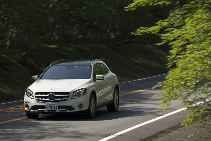 今回のマイナーチェンジで緊急ブレーキの「アクティブブレーキアシスト」と、ドライバーの眠気や疲労を検知して注意を促す「アテンションアシスト」が「GLA」全車に標準装備となった。試乗車にはさらに、アダプティブクルーズコントロールなどをセットにしたオプション「レーダーセーフティパッケージ」が装着されていた。