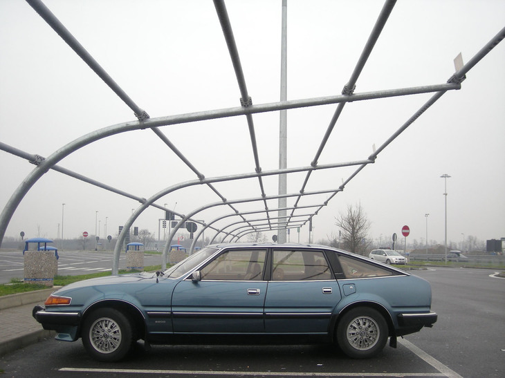 イタリアのサービスエリアで遭遇した「ローバーSD1」。フェラーリの“デイトナ”を想起させるピニンファリーナのデザインは、今見ても凛々（りり）しい。