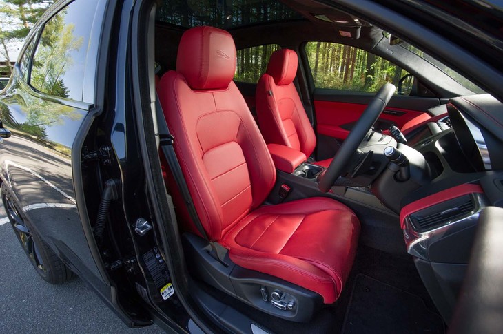 テスト車にはオプションのマーズレッドウィンザーレザーのスポーツシート（55万4000円）が装着されていた。さらに、電動18ウェイ調整機構やシートヒーター＆クーラーなどからなるセットオプション（41万5000円）も装着されるなど、オプション総額の約3分の1がシートに注ぎ込まれていた。