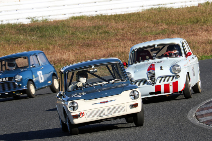10位争いをする1966年「ヒルマン・インプ スーパー」と1956年「アルファ・ロメオ・ジュリエッタ ベルリーナ」、1967年「モーリスMiniクーパーMk2」。