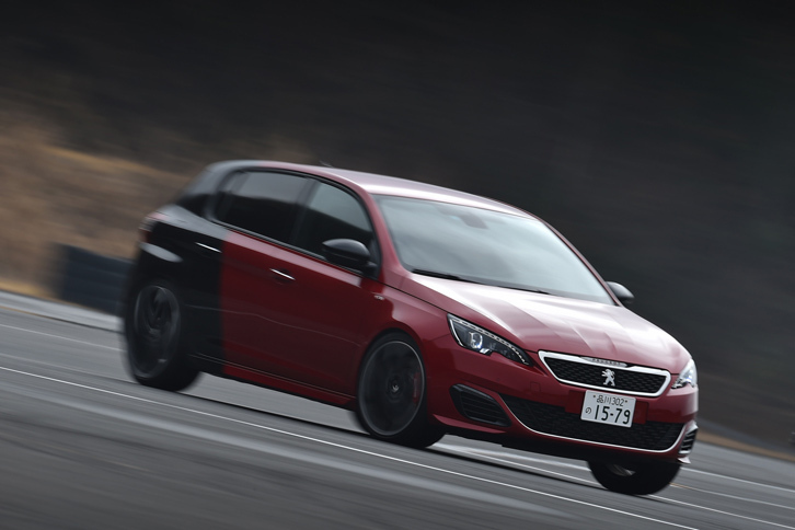 特設コースを走る270ps仕様の「GTi by PEUGEOT SPORT」。外観では、専用デザインのフロントグリルや前後バンパー、サイドスカートなどが標準車との違いとなる。