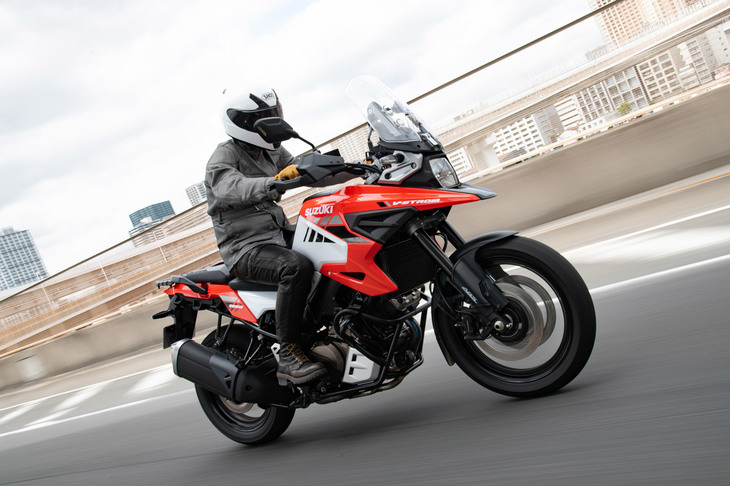 強化された電子制御も「Vストローム1050」のポイント。上級モデル「XT」には、下り坂の勾配に応じてABSの制御を最適化する「スロープディペンデントコントロール」や、荷重状態に応じて制動力を補正する「ロードディペンデントコントロール」なども備わる。