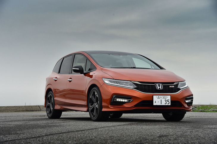 試乗車は「プレミアムクリスタルオレンジ・メタリック」のボディーカラーとブラックルーフの2トーンカラー仕立て。ボディーと同色のルーフカラーも選べる。