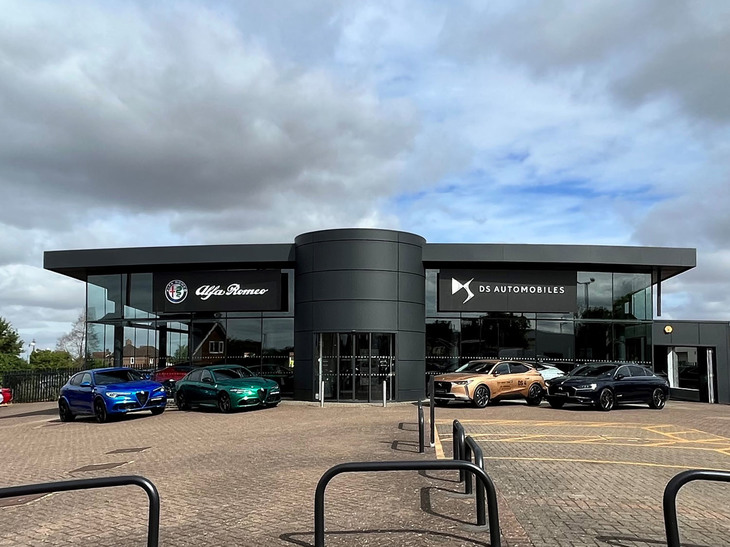 英国のオートヴォーグがノリッジに2022年6月にオープンしたアルファ・ロメオ＋DSオートモビルのショールーム。