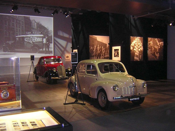 2004年2月、企画展「ロベール・ドアノーとルノー」開催期間中の館内。