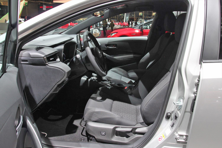 トヨタ・カローラ ツーリングスポーツ（フロントシート）