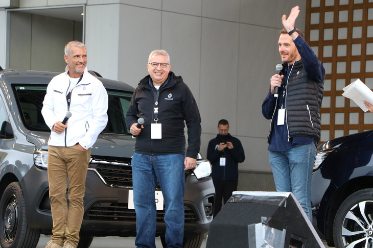 フランス本国から駆けつけてくれた、LCV部門セールス＆マーケティング ダイレクターのティエリー・プランテジュネさん（写真左端）と、プロダクトマネジャーのフローラン・ピシュロさん（同右端）があいさつ。日本で「ルノー・カングー」を愛するファンに向け、感謝の言葉を贈った。