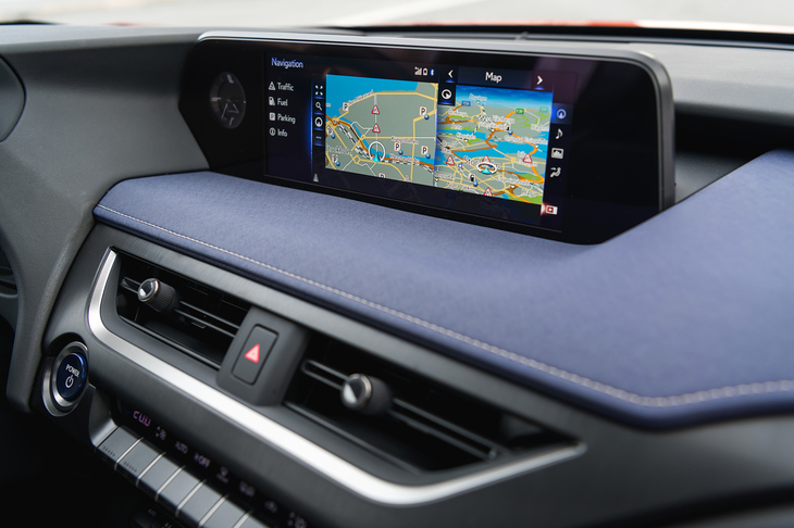 インパネ上部のオーナメントには和紙のような質感の素材を採用。写真は新規開発色のコバルト。