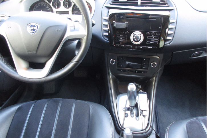 シルバー樹脂の部分をプロにピアノブラックに塗装してもらって、高級感アップ！