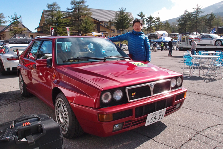 筆者と参戦車両の「ランチア・デルタHFインテグラーレ」。「浅間ヒルクライム2017」の会場にて。