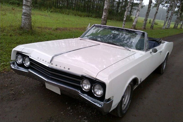 「オールズモビル・ダイナミック88コンバーチブル」
	かつてGMが保有していた中級ブランド、オールズモビルが、1949年から販売していたフルサイズモデル。より上級の「98」とミドルサイズの「70シリーズ」の間に位置するモデルとして誕生した。映画に登場するのは1965年に登場した第6世代。（写真提供：キャロル www.carol-jp.com/）