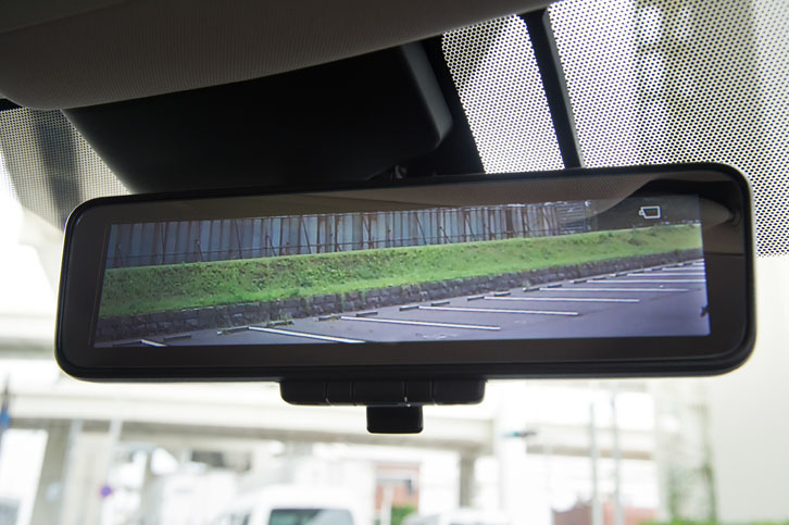 試乗車はオプションの「インテリジェントルームミラー」を装備していた。ルームミラーにリアカメラの映像（写真）を映し出すことができる。