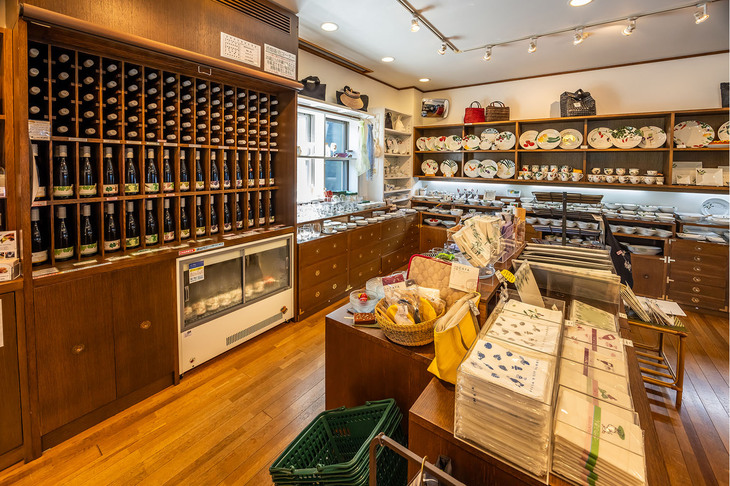 ワイナリーに併設されたショップでは、ワインやシードルなどにくわえ、オリジナルの食器や絵はがきなども手にすることができる。実はヴィラデスト ガーデンファーム アンド ワイナリーのオーナーは、エッセイスト／画家の玉村豊男氏なのだ。