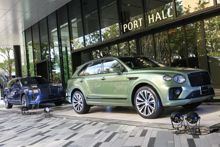 会場の外では「ベントレー・ベンテイガV8」（右）と「ベンテイガ スピード」（左）が来場者をお出迎え。