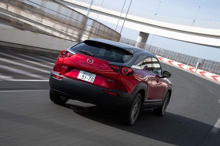 いわゆる“EVらしい”ダッシュ力をあえて追わず、ペダルの踏み込み量に対して加速度がリニアに増すセッティングになっている。