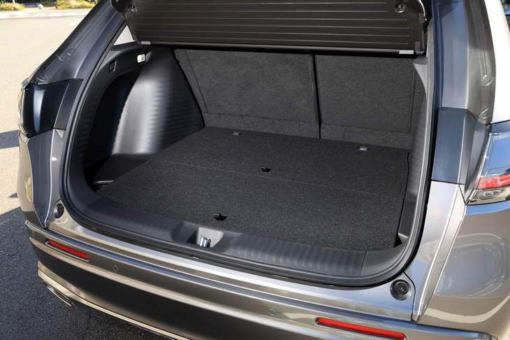 荷室容量は純ガソリン車が408リッター、「e：HEV」が395リッター（BOSEプレミアムサウンドシステム装着車は－10リッター）。床面と開口部の縁が同じ高さなので、荷物が引き出しやすい。また後席には背もたれ格納時に座面が沈み込むダイブダウン機能が備わっており、後席格納時には、フラットで広々とした荷室床面が得られる。