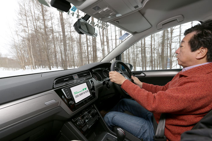 「ゴルフトゥーラン」で外周路をテストドライブする筆者。