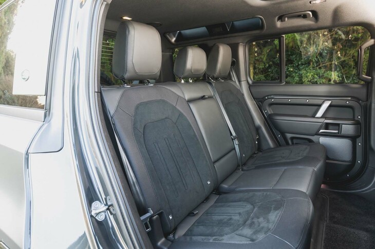 シートヒーターや後席用エアコンなど、リアシートの快適装備も充実。シートレイアウトは2列5人乗りのみで、他のエンジンには設定のある3列7人乗りは選択できない。