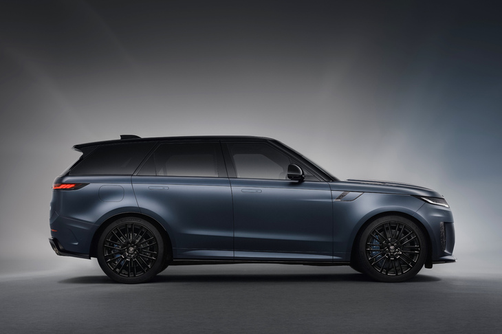 「レンジローバー・スポーツSVエディションツー」は、最新型レンジローバー・スポーツSVの導入時に設定された初版限定モデル「エディションワン」に続く第2弾という位置づけ。