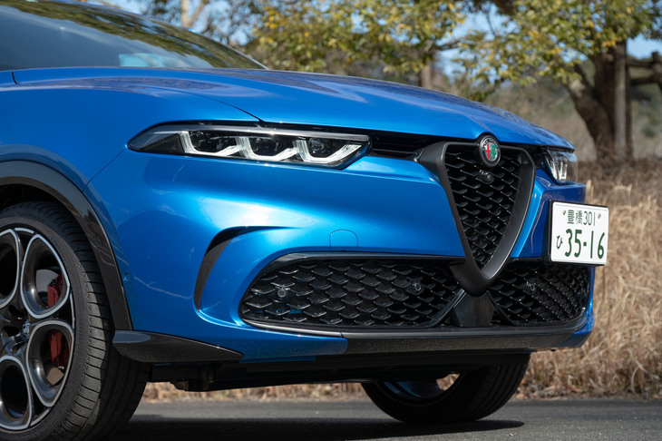 3連のデイタイムランニングランプが目を引くフロントまわり。「エディツィオーネ スペチアーレ」では、フロントグリルやフロント／サイドスカートおよびリアバンパーの装飾がダーク調で、ウィンドウモールディングがグロスブラックでコーディネートされる。