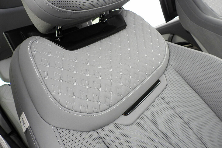 レンジローバーSVビスポーク1858エディション（フロントシート）