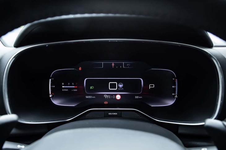 メーターは12.3インチのフルカラー液晶パネルで、レイアウトや表示項目が選べるようになっている。上部中央には、かつてのボビンメーターを想起させるデザインの速度計を配置。