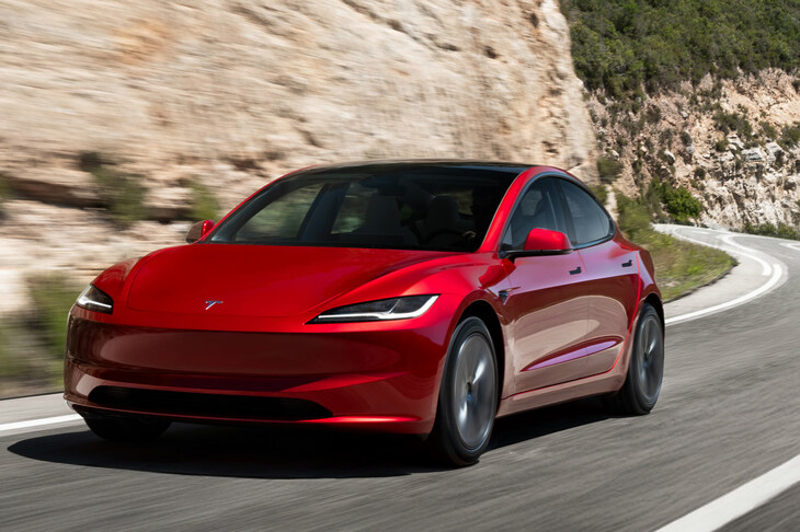 グリルレスのフロントマスクが用いられた、テスラの電気自動車（EV）「モデル3」。EVはもちろんだが、今日ではエンジン車の世界でも、「シームレスグリル」といってグリルを目立たせないデザインがひとつの潮流となっている。