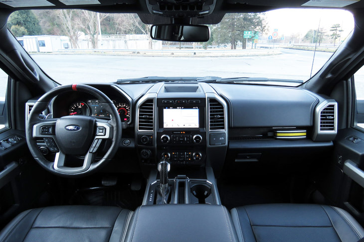 国産車ではあまり見られないような厚みのある意匠が目を引くインストゥルメントパネル。よじ登るようにして乗り込んだ車内からの見晴らしは上々で、ベッド（荷台）のある後方を除くと、クルマの“見切り”は非常に良好だった。