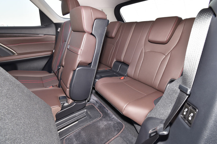3列目のシートを備えるにあたり、2列目には背もたれを前傾させて、前方へ移動できる“ウオークインモード”が加わった。