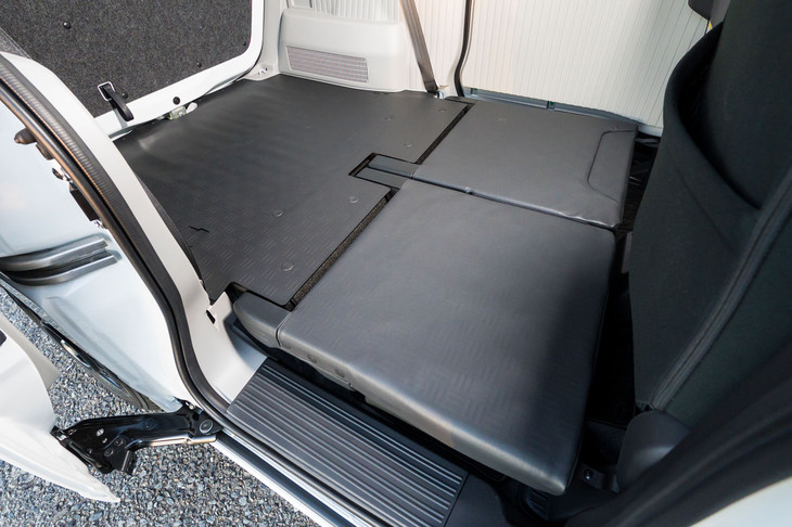 公園のベンチのようなシートのおかげで、後席を倒すと荷室側からフラットな空間に。標高の低さも見事だ。