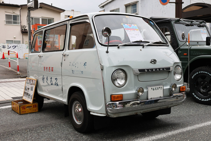 松本市内の和菓子店で10年ほど前まで使われていたという1970年「スバル・サンバーバン デラックス」。