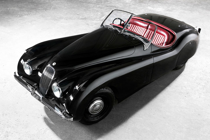1948年10月のロンドンショーで発表された「ジャガーXK120」。エンジンには、ジャガーにとって初の完全自社開発となる3.4リッター直6 DOHCを採用。社名の“120”は、同車が標榜した120mph（約193km/h）という最高速にあやかったものだった。