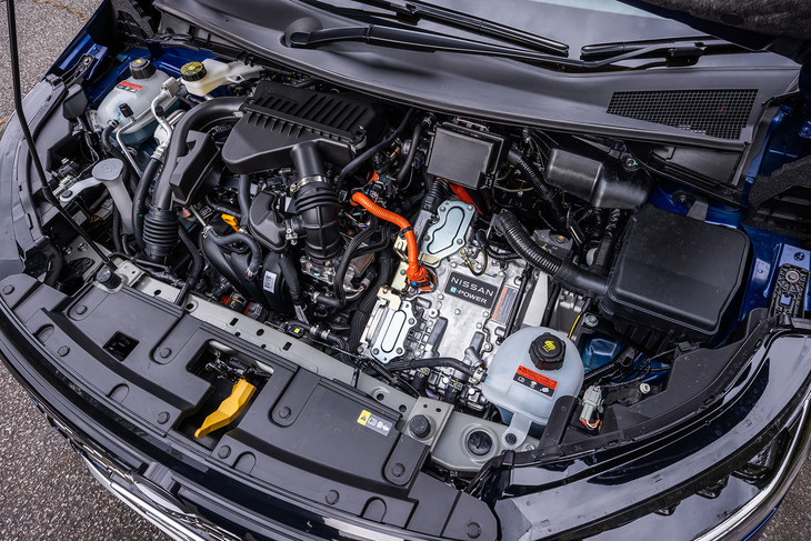 パワートレインは従来モデルからの変更はなく、ベースとなる「ノート」の4WD車と共通。フロントのモーターが最高出力116PSと最大トルク280N・mを、リアのモーターが同68PSと同100N・mを発生する。