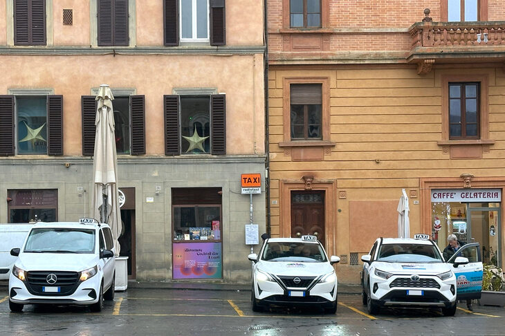 2024年12月、シエナ市街のタクシー乗り場で。左から「メルセデス・ベンツVクラス」の商用車版である「ヴィート」、「日産キャシュカイ」「トヨタRAV4」。