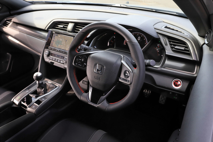 インテリアには、フラットボトムのスポーツステアリングホイールや、ドアインナープロテクター、スカッフプレートなどが装備されていた。