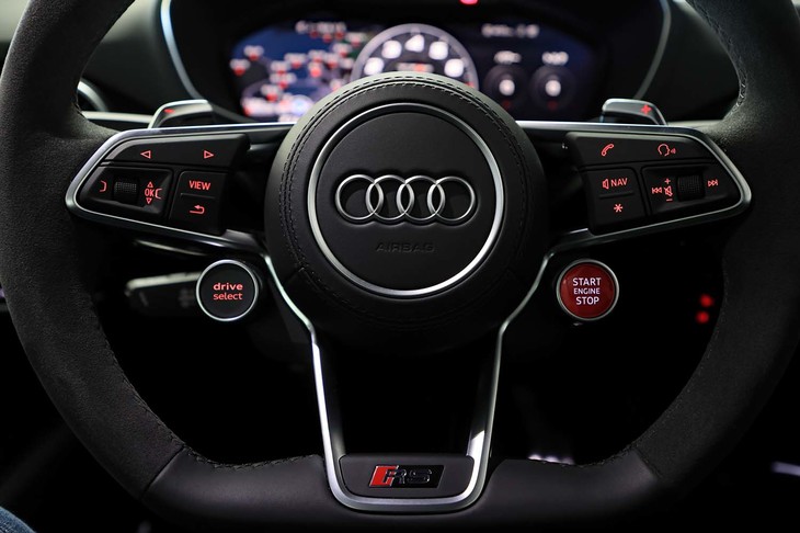 ボトム部がフラットなステアリングホイール。センター右下のスタートボタンで5気筒エンジンに火を入れる。