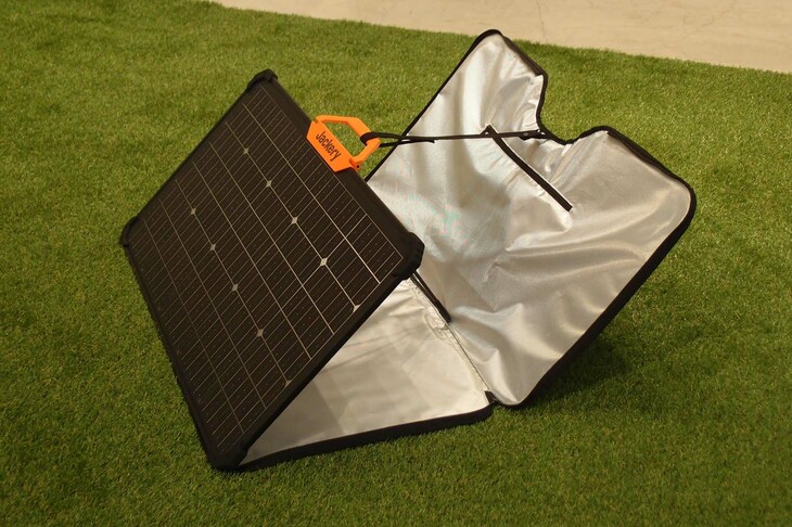 表裏の両面充電ができる「SolarSaga 80」は、ご覧のとおり、レフ板による反射光／照り返しを利用して裏面からも太陽光を当てることができ、発電効率を25％アップさせる。コンパクトなパネル本体と、小さなスペースでも高効率な充電ができるアイデアに拍手。
