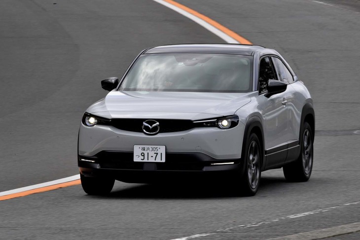 【マツダMX-30 EVモデル ハイエストセットのスペック】
	ボディーサイズ：全長×全幅×全高＝4395×1795×1565mm／ホイールベース：2655mm／車重：1650kg／駆動方式：FWD／モーター：交流同期電動機／最高出力：145PS（107kW）/4500-1万1000rpm／最大トルク：270N・m（27.5kgf・m）/0-3243rpm／タイヤ：（前）215/55R18 95H／（後）215/55R18 95H（ブリヂストン・トランザT005A）／一充電最大走行可能距離：256km（WLTCモード）／281km（JC08モード）／交流電力量消費率：145Wh/km（WLTCモード）／価格：495万円
	
	【取材時の電費データ】
	テスト距離：258.9km（市街地1：高速道路7：山岳路2）／消費電力量：43.9kWh／参考電力消費率：5.9km/kWh