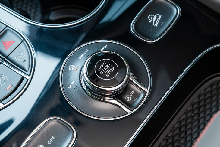 「ベンテイガV8」にはコンフォート／スポーツ／カスタム／ベントレーの4つから好みのモードを選べる「ドライブダイナミクスモード」が備わっている。