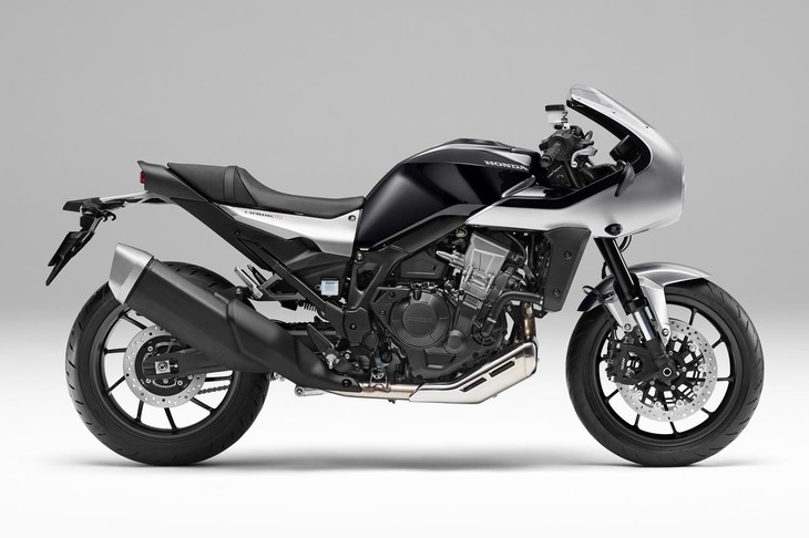 こちらは「グラファイトブラック」のモデル。ロケットカウルはシルバーで塗られる。