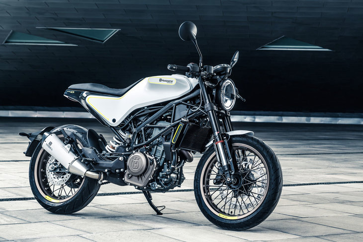 日本導入がアナウンスされた、3台のロードモデルのうちの1台「ハスクバーナ・ヴィットピレン401」。ヴィットピレンとは、スウェーデン語で「白い矢」を意味する。