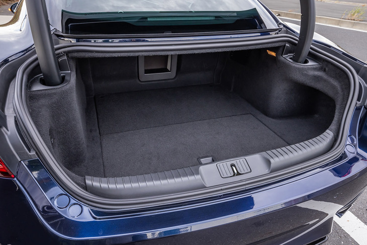 独立した荷室の容量は310リッター。長尺物を収容できるスキートンネルと、床下にパンク修理キットやけん引用フックなどが収まるサブトランクが設置されている。