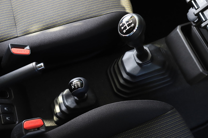 従来モデルでは、副変速機の操作は押しボタン式だったが、新型では古式ゆかしきレバー式に戻されている。