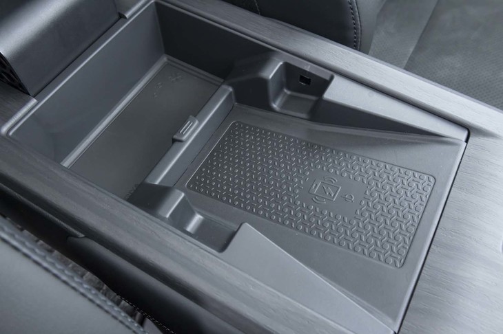 コンソールボックスの内部にはスマートフォンの無接点充電器と小物入れが用意されている。小物入れのフロア部分などのいろいろなところに桜の花びら模様が隠されている。