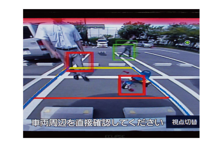 パーキングアシスト「カメラ機能拡張BOX」（BSG17）を使用したときのリアビュー画面。予測した進行方向の中に障害物を検知すると色付きの枠が出てドライバーに注意を喚起する。
