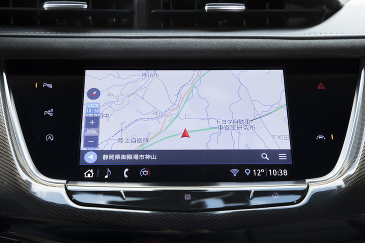 インフォテインメントシステムはしっかり日本語に対応。ナビゲーションシステムには、「CT6」から導入が進められているDR（自律航法）マップマッチング対応クラウドストリーミングナビが採用されている。